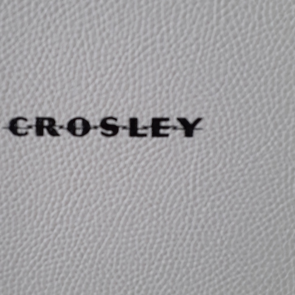 Ridiculously cute crosley record player - Picture 3 of 10